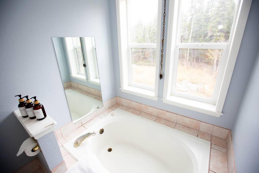 Little Gem Lodge Unique Mtn A-Frame W Hot Tub Блек Хоук Екстериор снимка